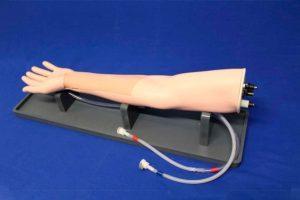 simulador de brazo para dialisis y fistula arterio venosa