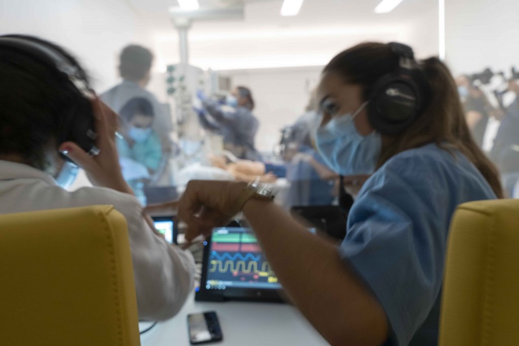 Dos instructores dirigen el escenario con auriculares desde la consola