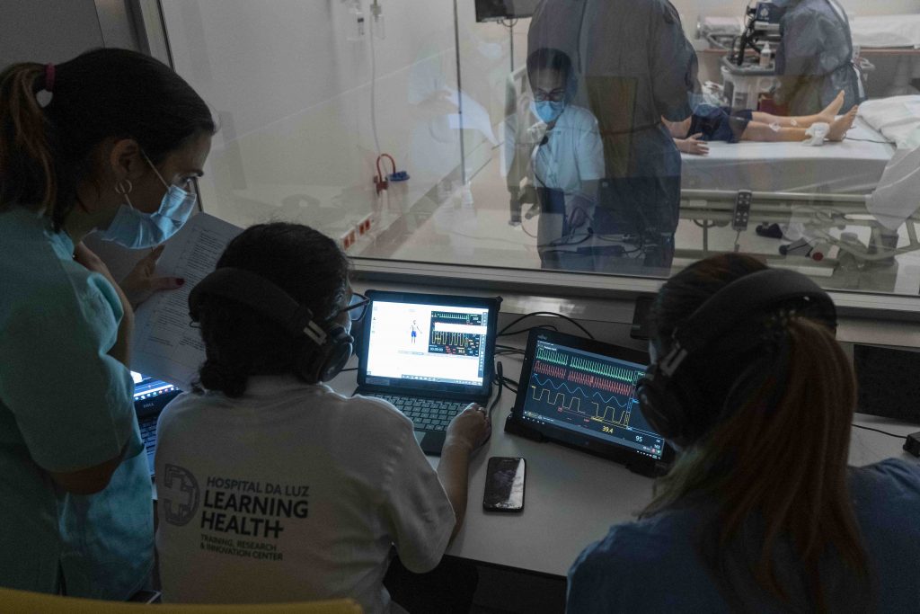 El equipo del Learning Health sigue un caso desde la sala de control