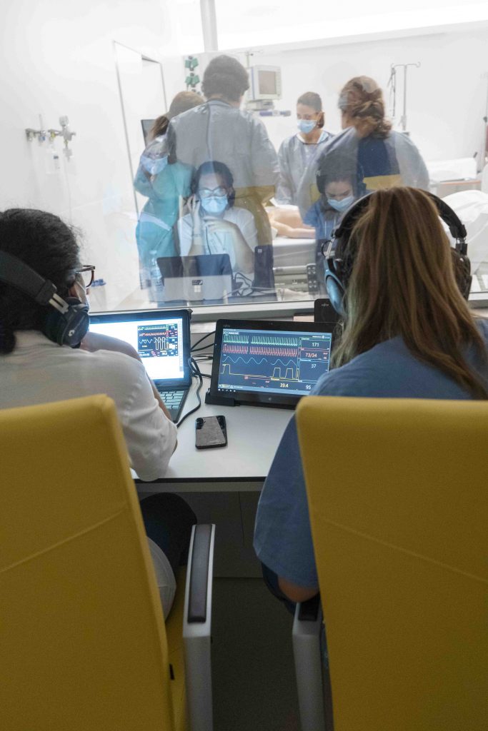 Consola con la señal de vídeo y la monitorización del simulador