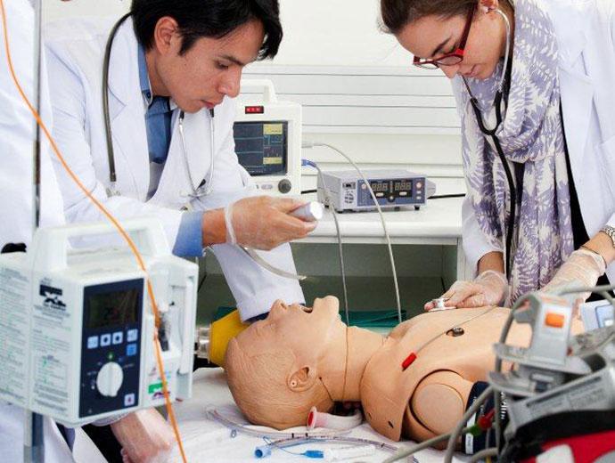 Universidad Europea de Madrid · Atención a un paciente crítico simulado, con monitorización y desfibrilador