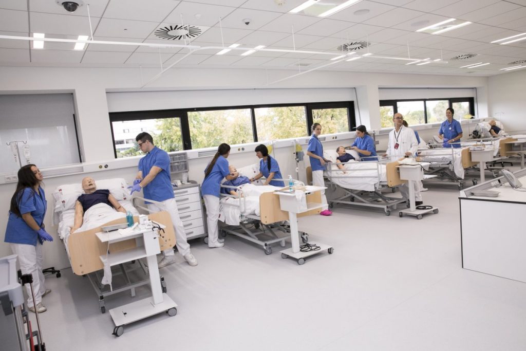 Universidad Europea de Madrid · Una clase entera trabajando en la unidad de hospitalización